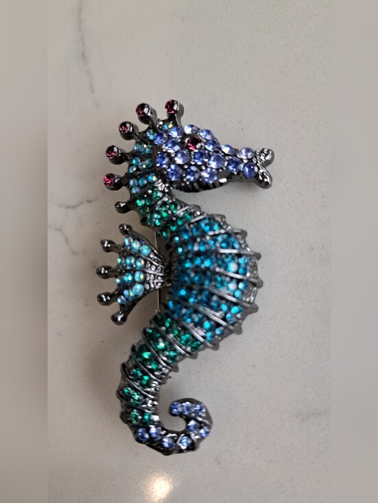 Jewelry - Sparkling Seahorse Pin Brooch
